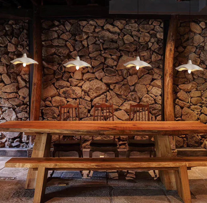 Designerska lampa wisząca z betonowym kloszem – organiczna forma i naturalny charakter
