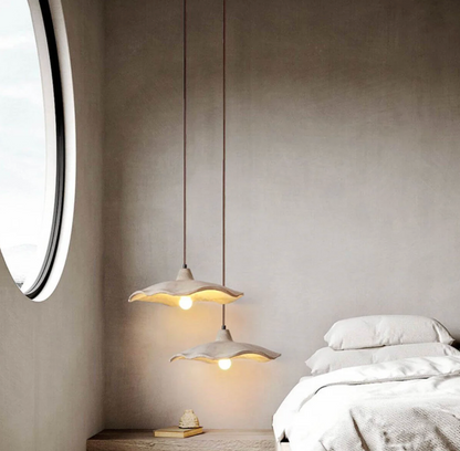 Designerska lampa wisząca z betonowym kloszem – organiczna forma i naturalny charakter