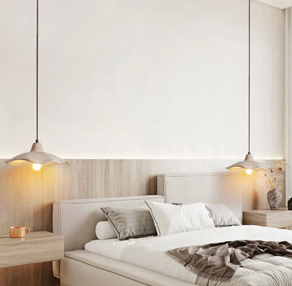 Designerska lampa wisząca z betonowym kloszem – organiczna forma i naturalny charakter