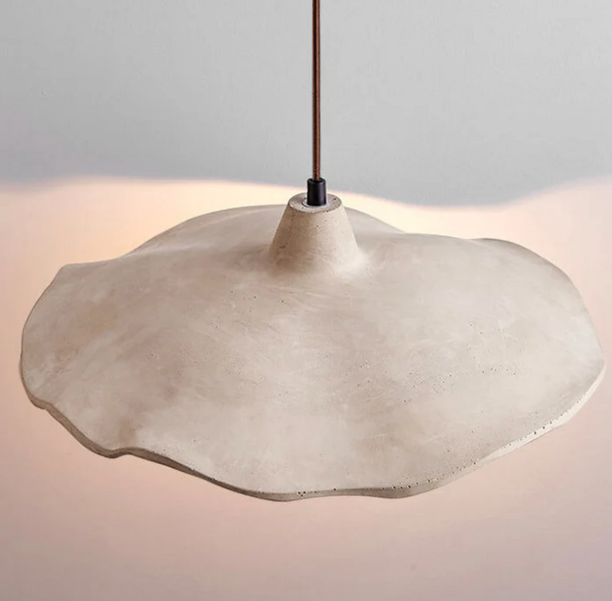 Designerska lampa wisząca z betonowym kloszem – organiczna forma i naturalny charakter