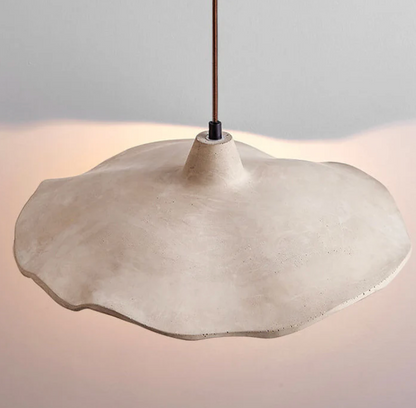 Designerska lampa wisząca z betonowym kloszem – organiczna forma i naturalny charakter