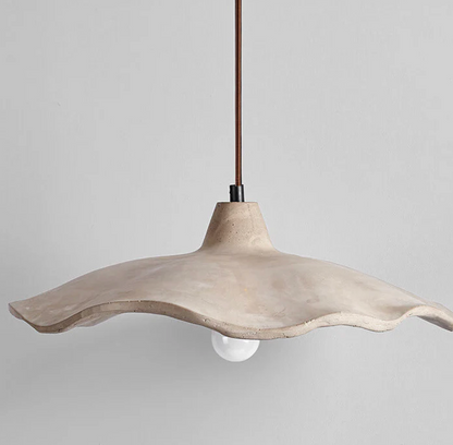 Designerska lampa wisząca z betonowym kloszem – organiczna forma i naturalny charakter
