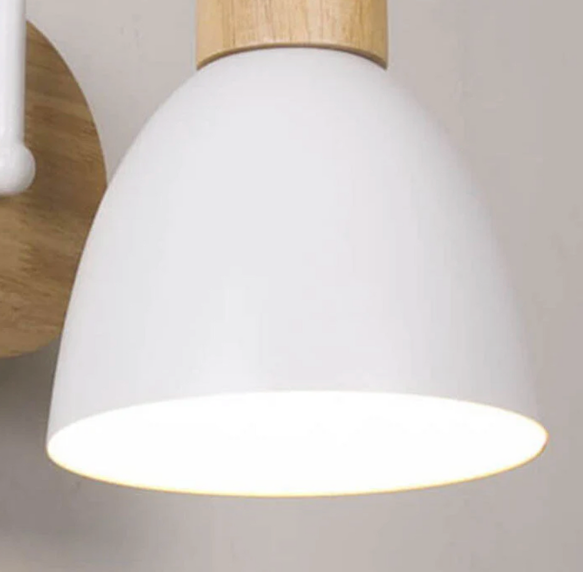 Nowoczesna lampa ścienna z drewnianym akcentem i łańcuszkiem