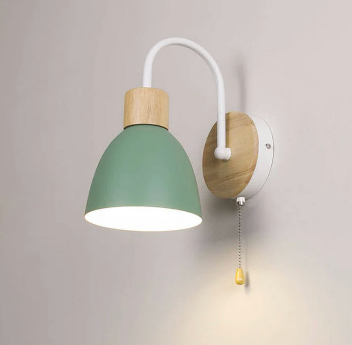 Nowoczesna lampa ścienna z drewnianym akcentem i łańcuszkiem