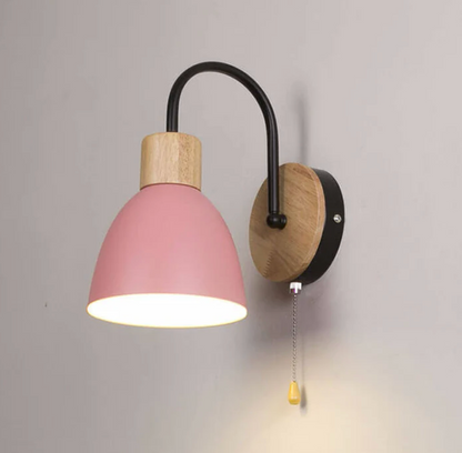 Nowoczesna lampa ścienna z drewnianym akcentem i łańcuszkiem
