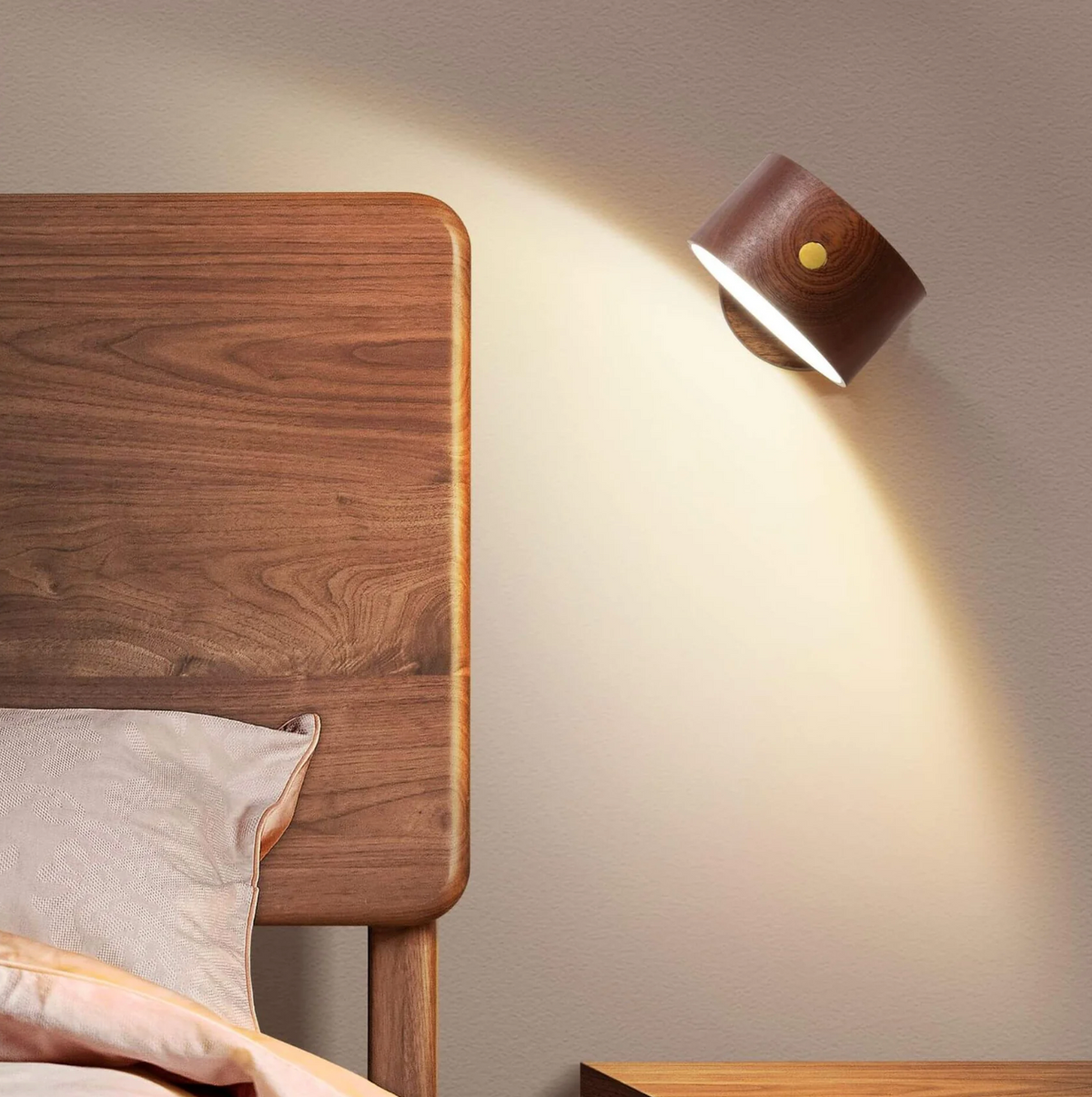 Drewniany kinkiet LED na magnes z regulacją kąta – nowoczesna lampka ścienna