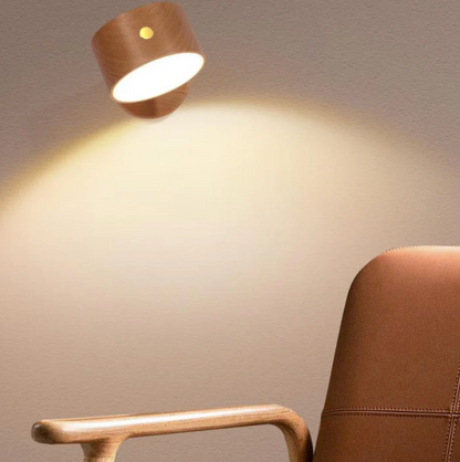 Drewniany kinkiet LED na magnes z regulacją kąta – nowoczesna lampka ścienna