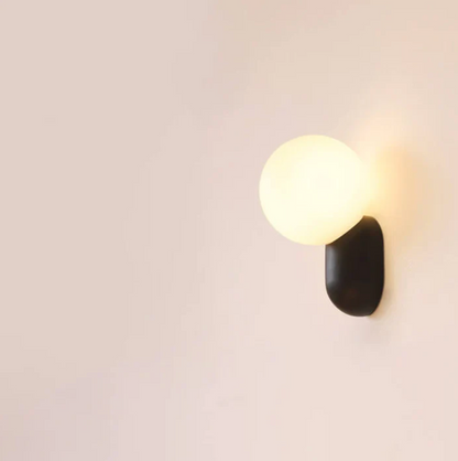 Nowoczesny kinkiet kula LED – designerska lampa ścienna