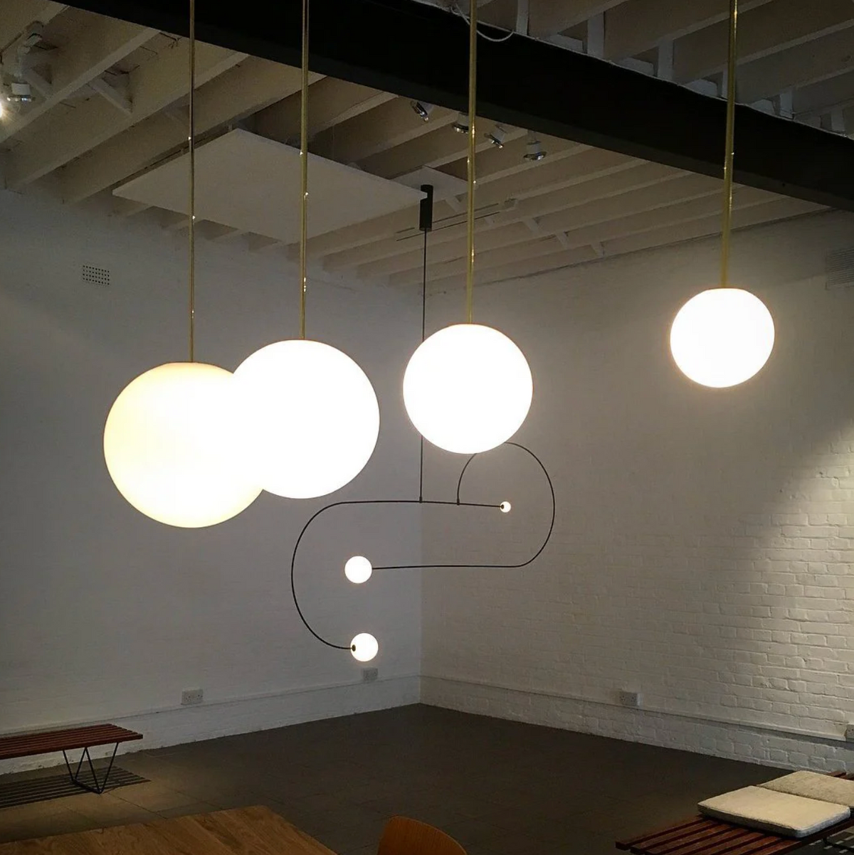 Lampa wisząca kula LED – nowoczesne oświetlenie sufitowe