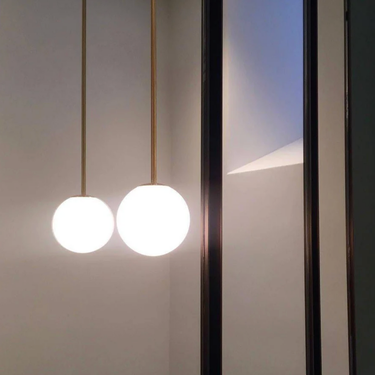 Lampa wisząca kula LED – nowoczesne oświetlenie sufitowe
