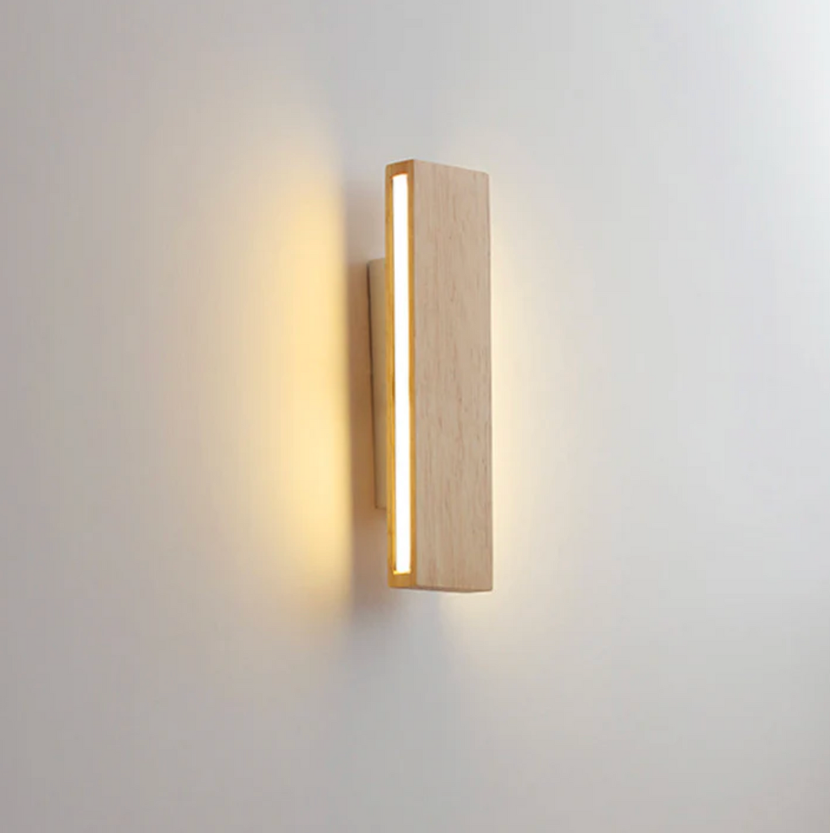 Drewniany kinkiet ścienny LED – minimalistyczna lampa liniowa