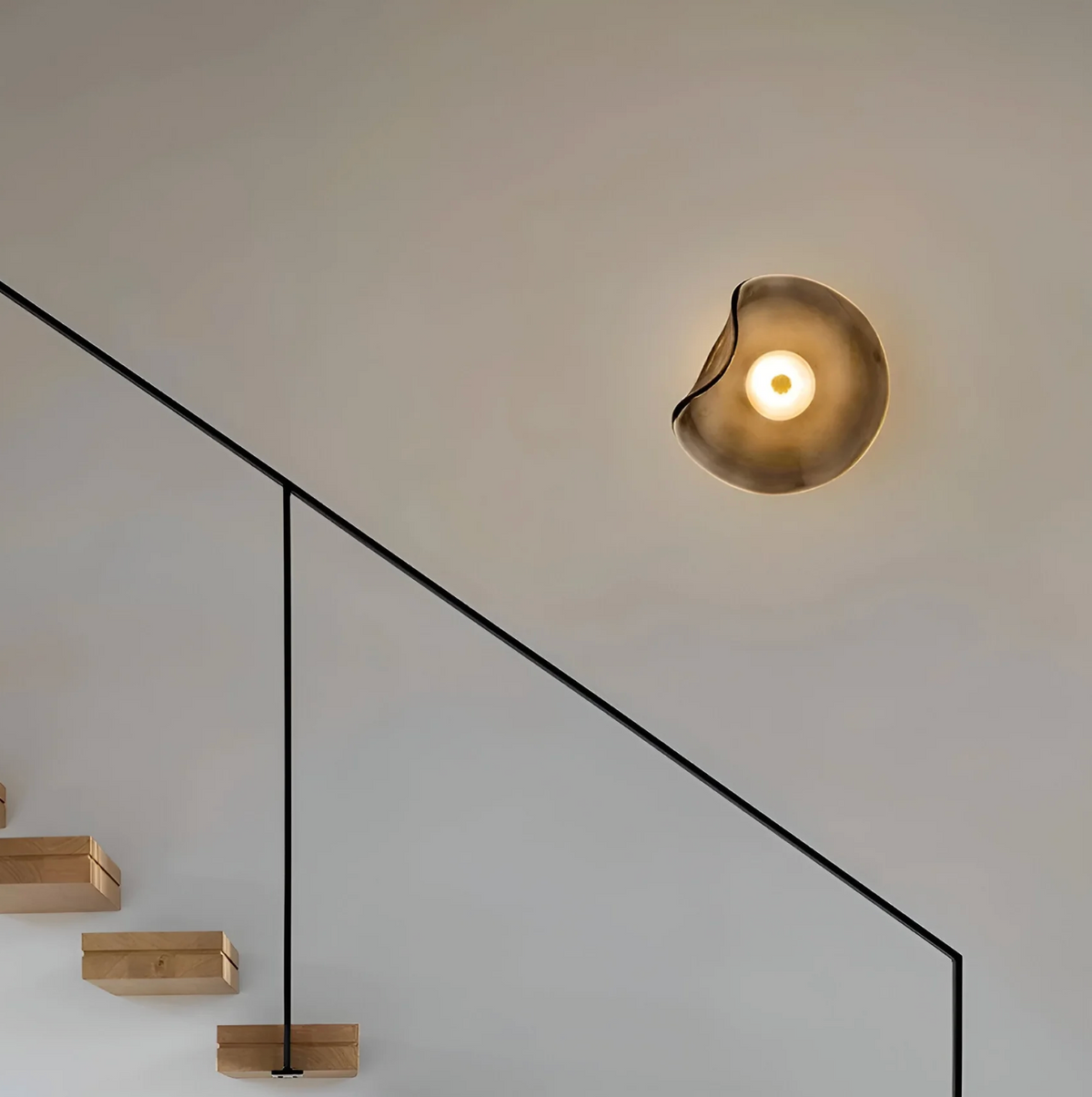 Designerski kinkiet ścienny LED – nowoczesna lampa z artystycznym kloszem