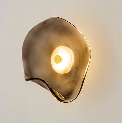 Designerski kinkiet ścienny LED – nowoczesna lampa z artystycznym kloszem