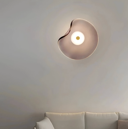 Designerski kinkiet ścienny LED – nowoczesna lampa z artystycznym kloszem