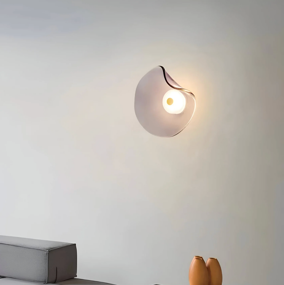 Designerski kinkiet ścienny LED – nowoczesna lampa z artystycznym kloszem