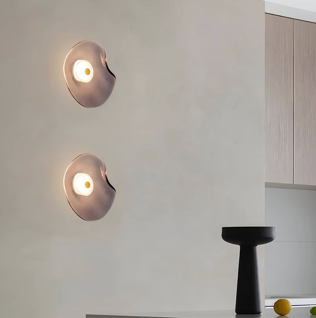 Designerski kinkiet ścienny LED – nowoczesna lampa z artystycznym kloszem