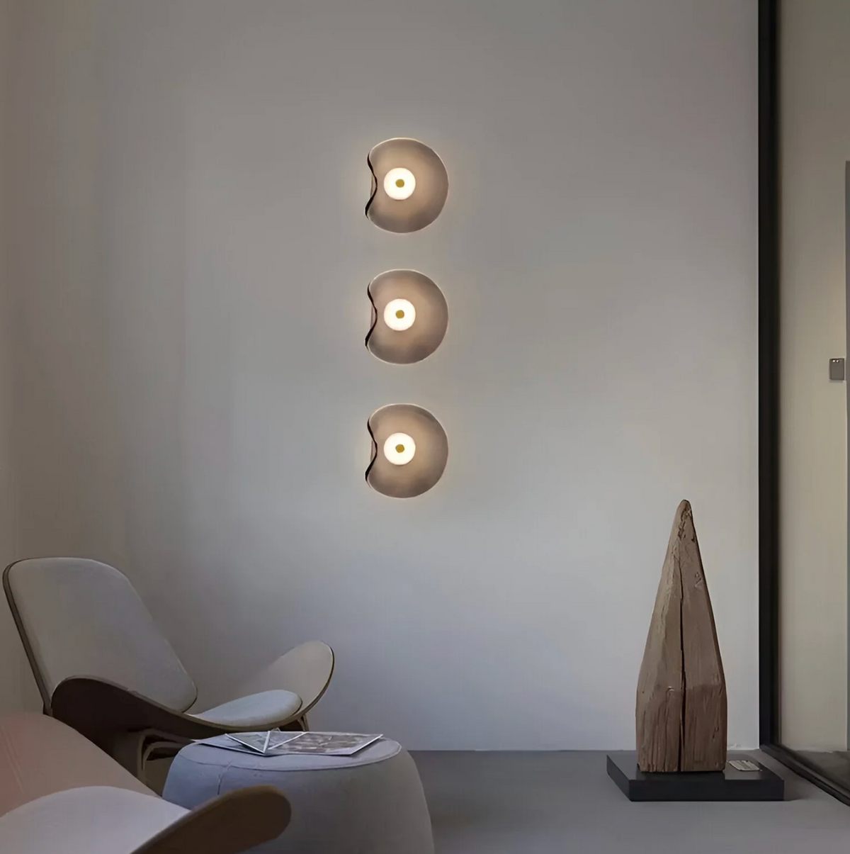 Designerski kinkiet ścienny LED – nowoczesna lampa z artystycznym kloszem