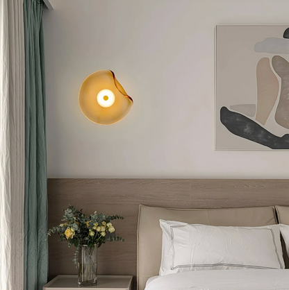 Designerski kinkiet ścienny LED – nowoczesna lampa z artystycznym kloszem