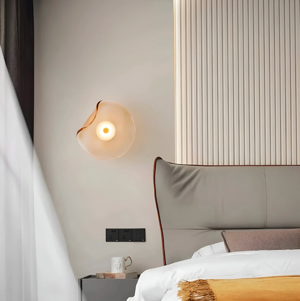 Designerski kinkiet ścienny LED – nowoczesna lampa z artystycznym kloszem