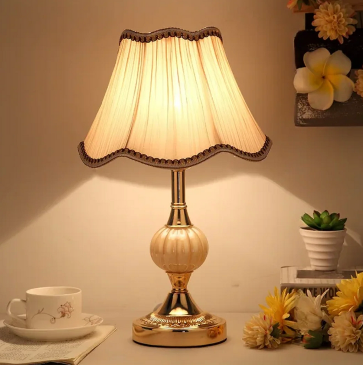 Klasyczna lampa stołowa z dekoracyjnym abażurem – elegancka lampka nocna w stylu retro