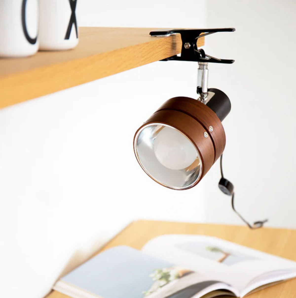 Regulowana lampa klipsowa w stylu retro – metalowo-drewniany reflektor biurkowy