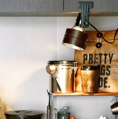 Regulowana lampa klipsowa w stylu retro – metalowo-drewniany reflektor biurkowy