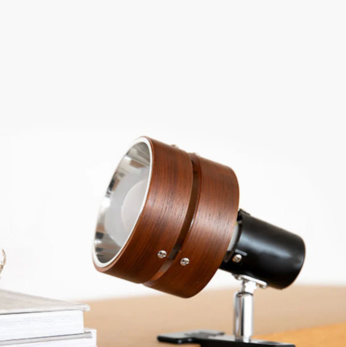 Regulowana lampa klipsowa w stylu retro – metalowo-drewniany reflektor biurkowy