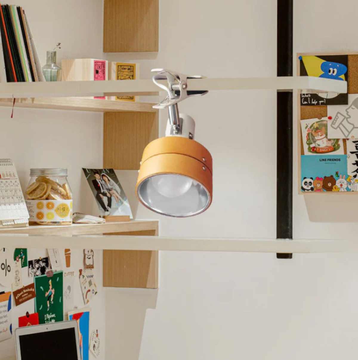 Regulowana lampa klipsowa w stylu retro – metalowo-drewniany reflektor biurkowy