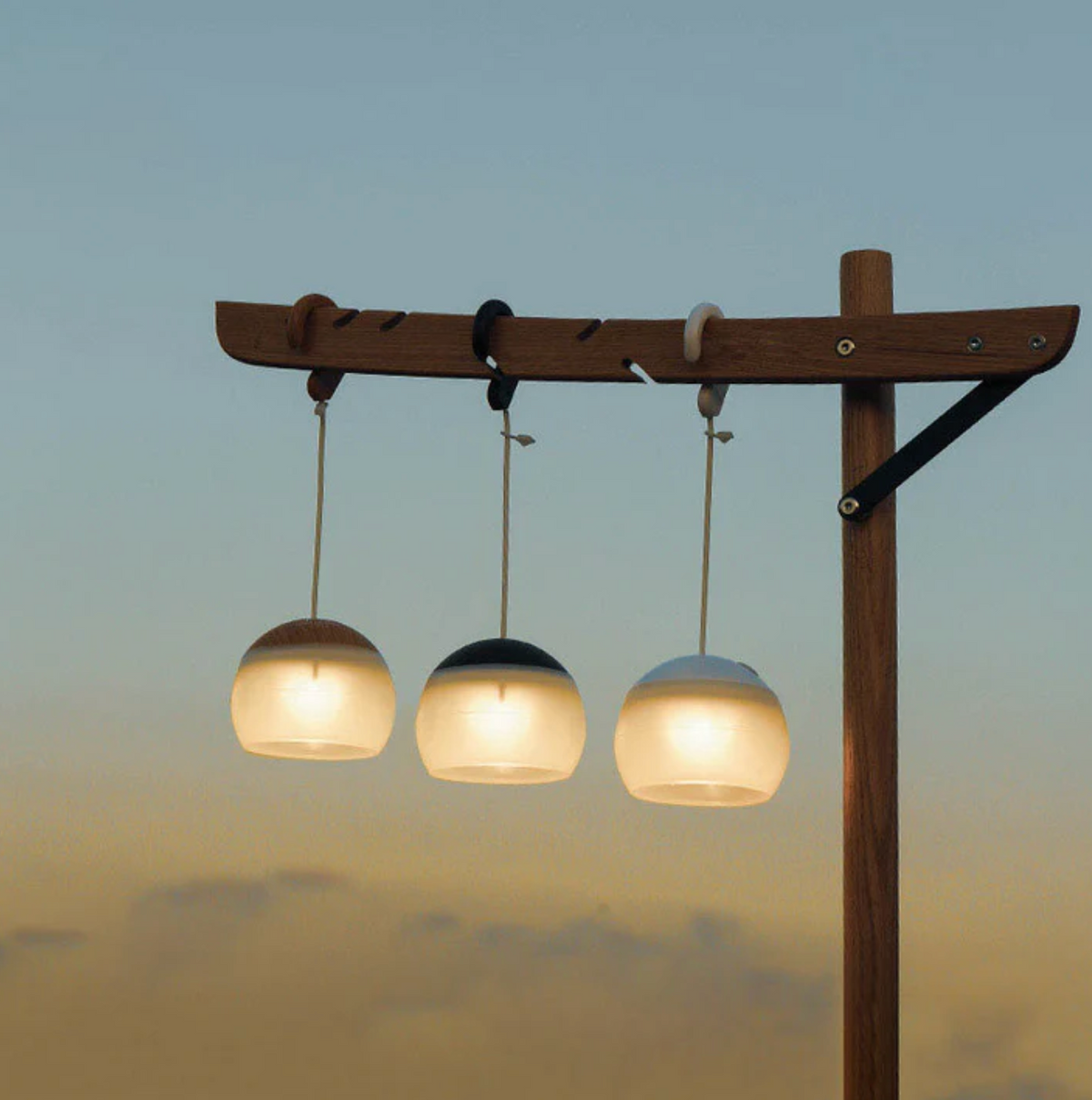 Przenośna lampa biwakowa LED z uchwytem – styl outdoor & scandi