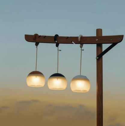 Przenośna lampa biwakowa LED z uchwytem – styl outdoor & scandi
