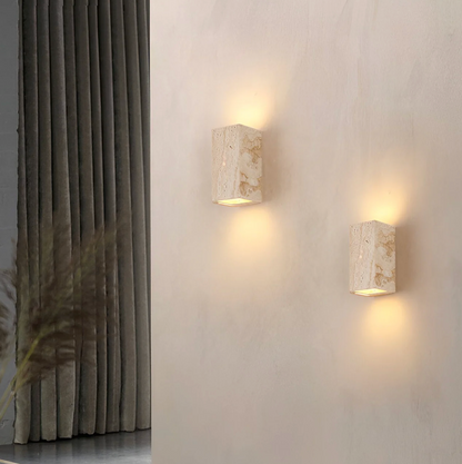 Kamienny kinkiet ścienny – minimalistyczna lampa z naturalnego trawertynu