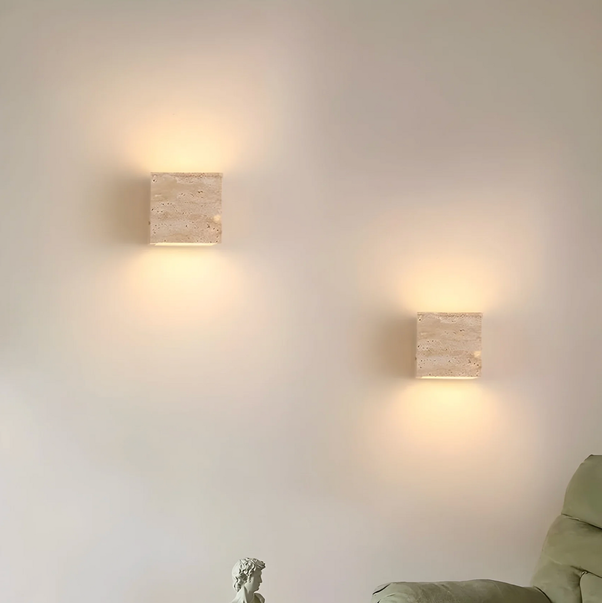 Kamienny kinkiet ścienny – minimalistyczna lampa z naturalnego trawertynu