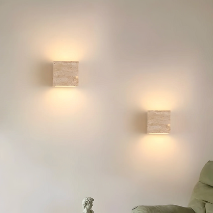 Kamienny kinkiet ścienny – minimalistyczna lampa z naturalnego trawertynu