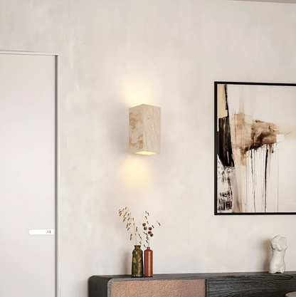 Kamienny kinkiet ścienny – minimalistyczna lampa z naturalnego trawertynu