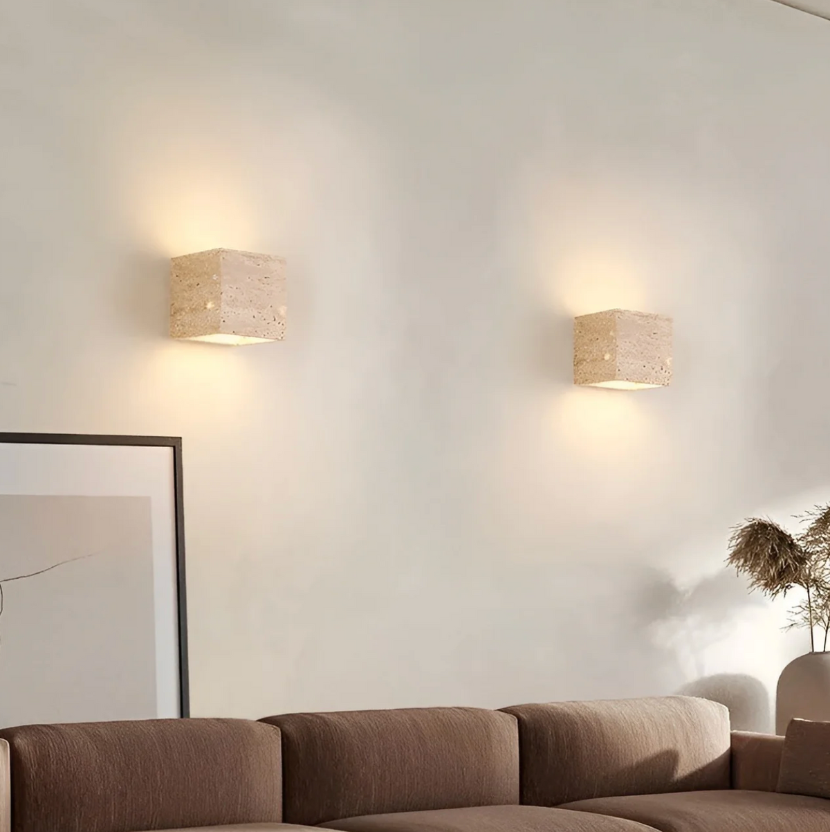 Kamienny kinkiet ścienny – minimalistyczna lampa z naturalnego trawertynu