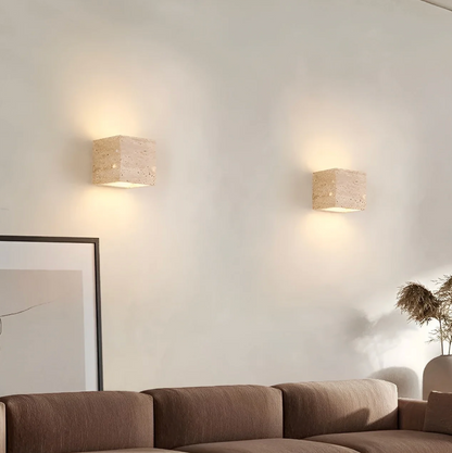 Kamienny kinkiet ścienny – minimalistyczna lampa z naturalnego trawertynu