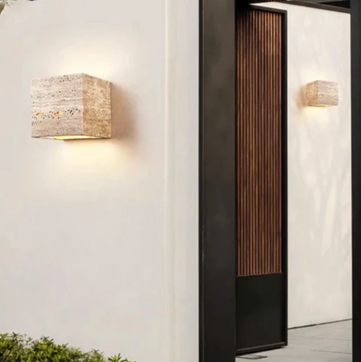 Kamienny kinkiet ścienny – minimalistyczna lampa z naturalnego trawertynu