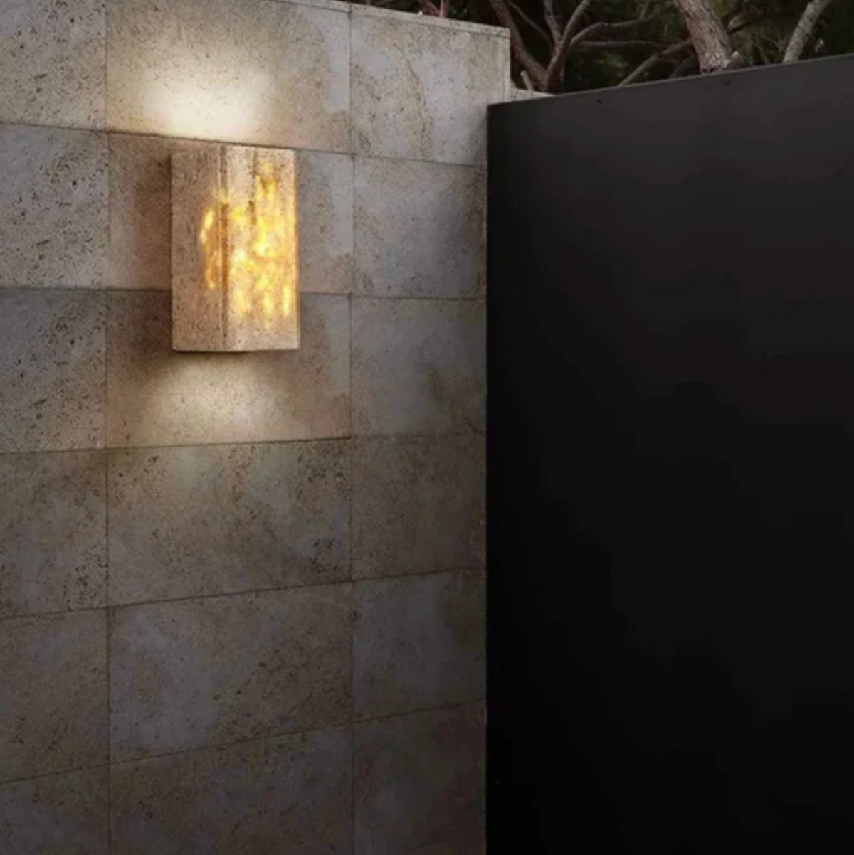 Kamienny kinkiet ścienny – minimalistyczna lampa z naturalnego trawertynu