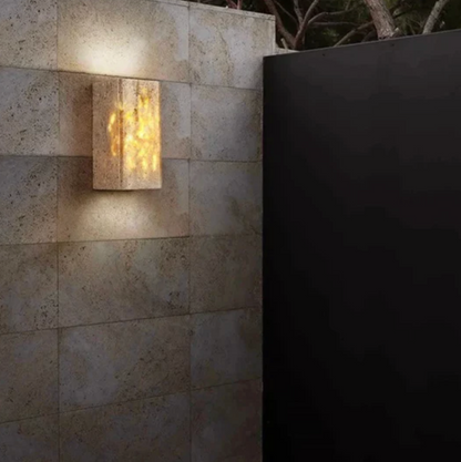 Kamienny kinkiet ścienny – minimalistyczna lampa z naturalnego trawertynu