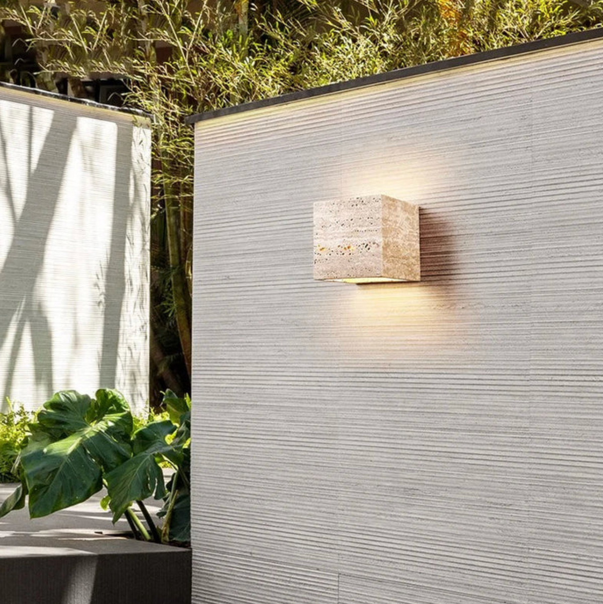 Kamienny kinkiet ścienny – minimalistyczna lampa z naturalnego trawertynu