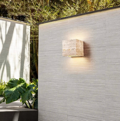 Kamienny kinkiet ścienny – minimalistyczna lampa z naturalnego trawertynu