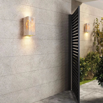 Kamienny kinkiet ścienny – minimalistyczna lampa z naturalnego trawertynu