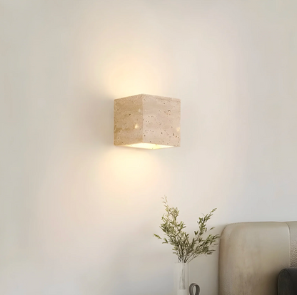 Kamienny kinkiet ścienny – minimalistyczna lampa z naturalnego trawertynu