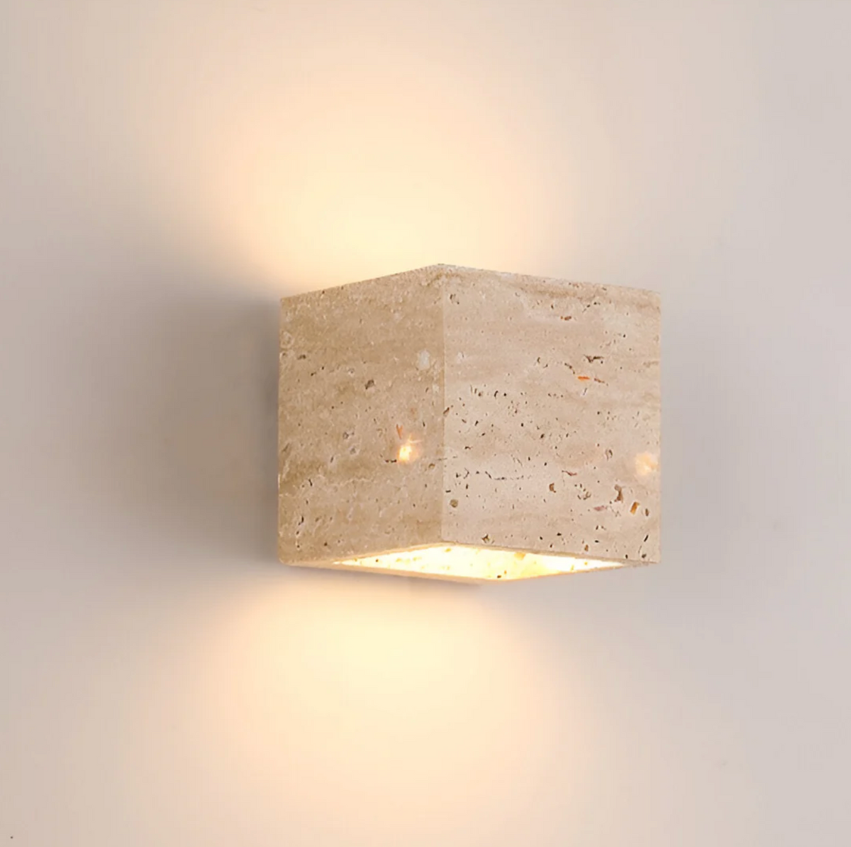 Kamienny kinkiet ścienny – minimalistyczna lampa z naturalnego trawertynu