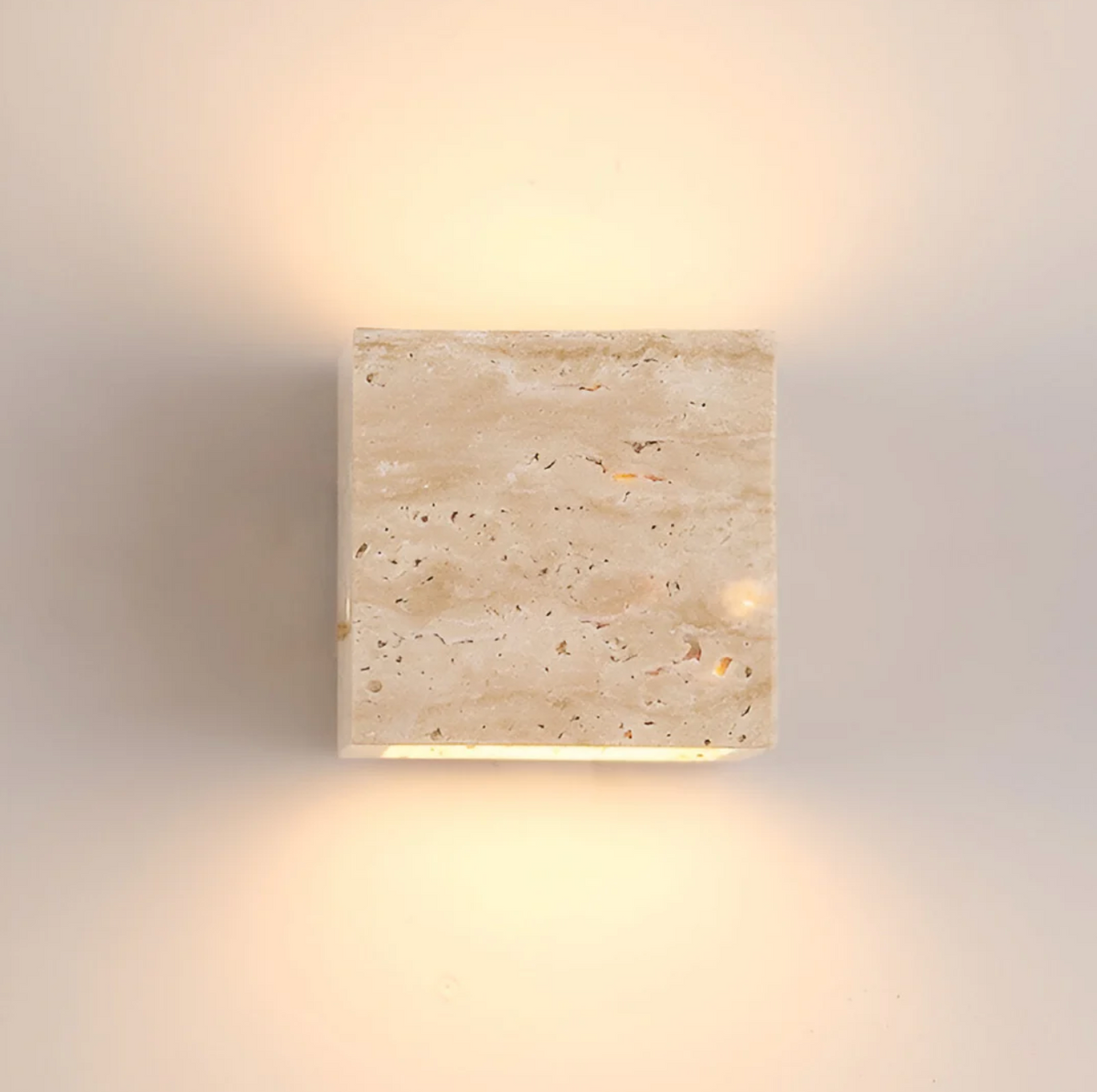 Kamienny kinkiet ścienny – minimalistyczna lampa z naturalnego trawertynu