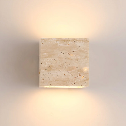 Kamienny kinkiet ścienny – minimalistyczna lampa z naturalnego trawertynu