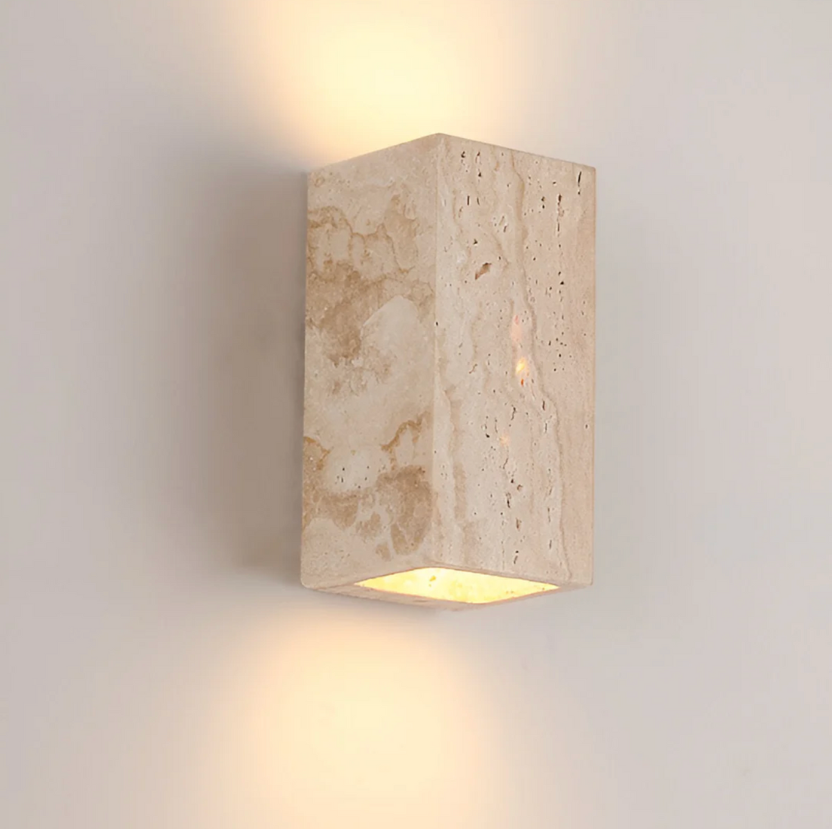 Kamienny kinkiet ścienny – minimalistyczna lampa z naturalnego trawertynu