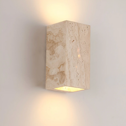 Kamienny kinkiet ścienny – minimalistyczna lampa z naturalnego trawertynu