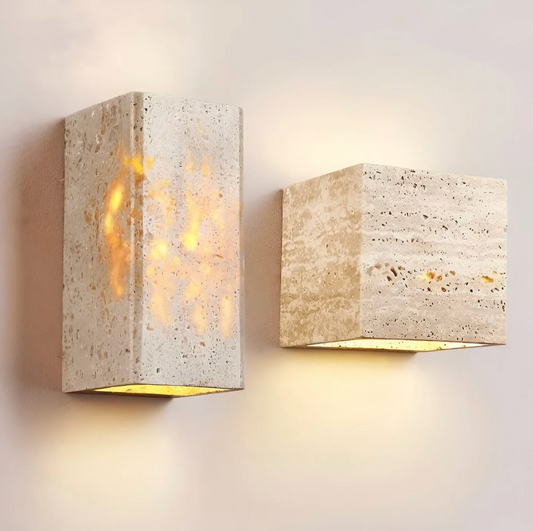 Kamienny kinkiet ścienny – minimalistyczna lampa z naturalnego trawertynu