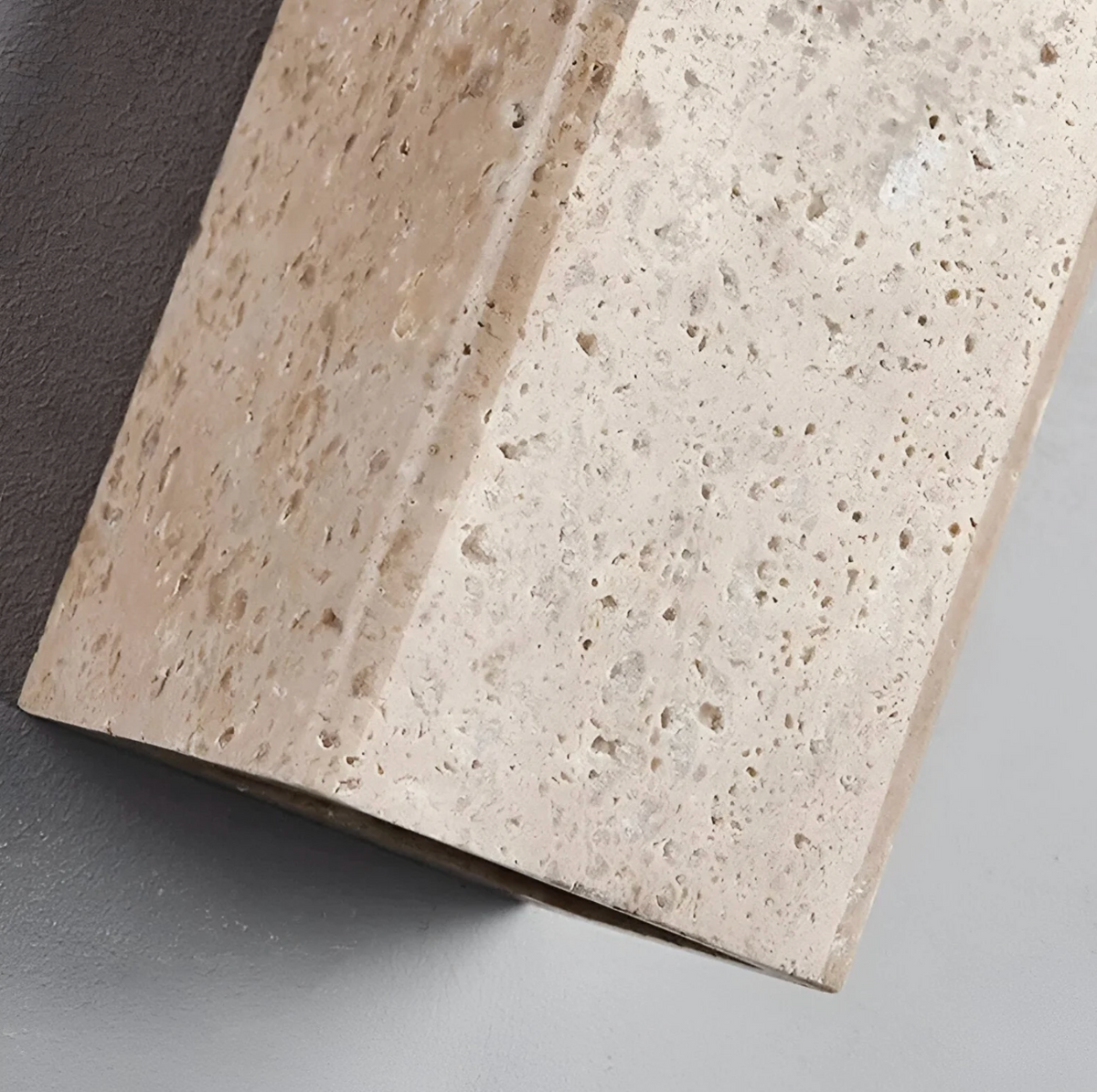 Kamienny kinkiet ścienny – minimalistyczna lampa z naturalnego trawertynu